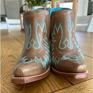 Never worn Ariat Dixon size 7.5B booties